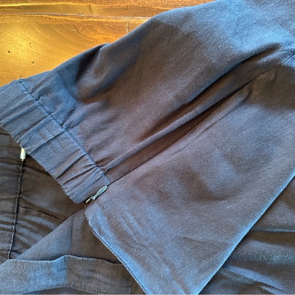 J. Jill navy linen, straight pants, detail at hem.  Side zip, elastic back. - Picture 7 of 15